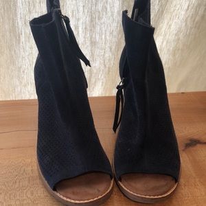 Open toed blue suede shoes Toms Brand size 8